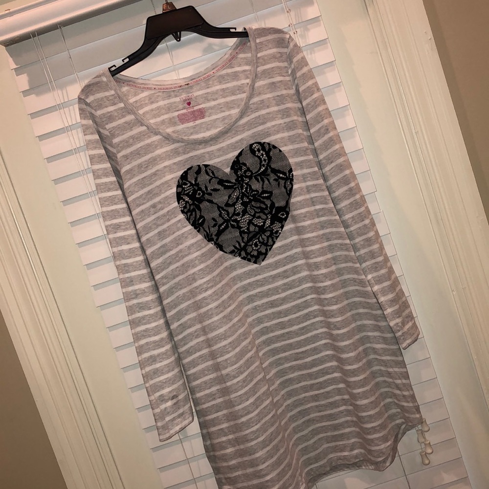 Victoria’s Secret long sleeve night gown 🚂